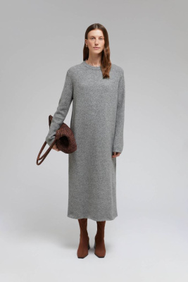 Вязаное платье полуприлегающего силуэта