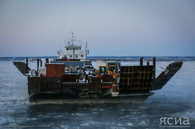 Из-за шуги осложнилась работа паромной переправы Якутск — Нижний Бестях / ЯСИА   