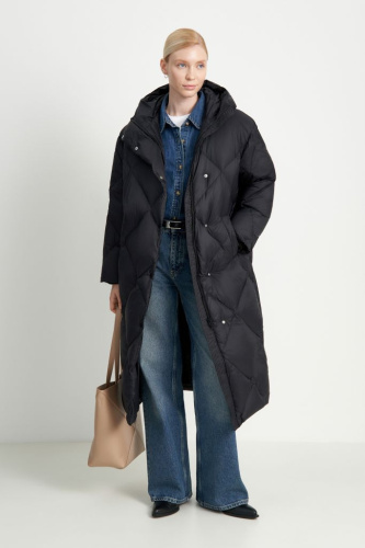 Пуховое пальто с капюшоном и воротником-стойкой