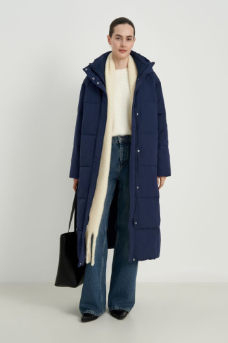 Утепленное пальто с капюшоном и воротником-стойкой