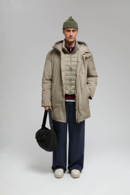 Пуховое полупальто с капюшоном и воротником-стойко