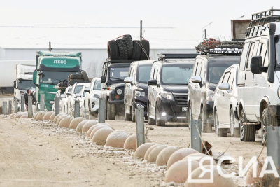 На паромной переправе Якутск — Нижний Бестях наблюдается скопление автомобилей / Мария Горохова   