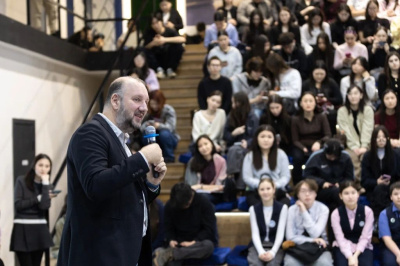 Секретарь СЖР Роман Серебряный провел серию семинаров в Якутске /    