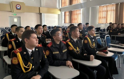 Транспортные полицейские Якутии провели профориентационную встречу с кадетами / ЯСИА   