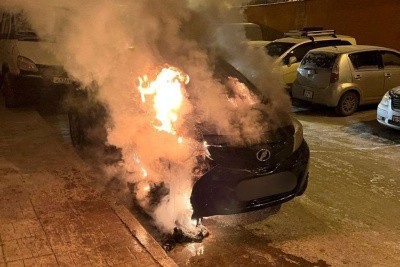 В Якутске загорелся автомобиль на парковке / Саина Титова Якутск Якутск Республика Саха (Якутия)