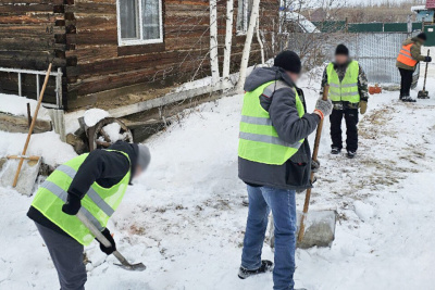 В Табаге осужденные очистили от снега дворы ветеранов и семей участников СВО / ЯСИА   