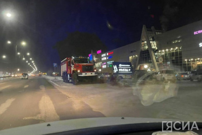 Возле ТЦ «Ураса молл» в Якутске произошла утечка газа по вине сторонней организации / Нарыйа Пахомова Якутск Якутск Республика Саха (Якутия)
