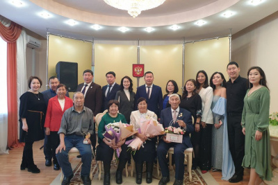 Две семьи из Хангаласского района Якутии награди знаком «Семейная доблесть» / ЯСИА   