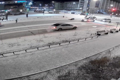 В центре Якутска сбили девочку, которая выбежала на проезжую часть на красный свет светофора / ЯСИА Якутск Якутск Республика Саха (Якутия)