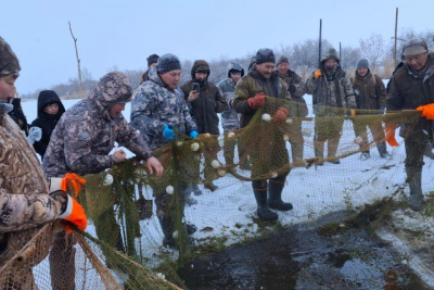 Делегация Хангаласского района доставит 20 мешков карасей бойцам-якутянам в зону СВО / ЯСИА  Хангаласский Республика Саха (Якутия)