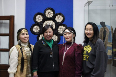 В Якутске открыли выставку «Женский лик Арктики» / ЯСИА Якутск Якутск Республика Саха (Якутия)