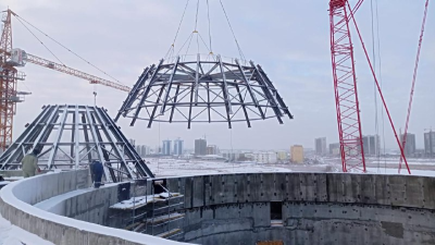 На крыше Арктического центра эпоса в Якутске устанавливают самую большую 75-тонную урасу / ЯСИА Якутск Якутск Республика Саха (Якутия)