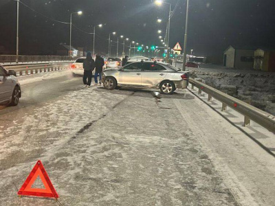 В Якутске водитель после столкновения с другим автомобилем наехал на металлическое ограждение / ЯСИА Якутск Якутск Республика Саха (Якутия)