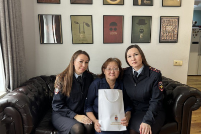 Транспортные полицейские Якутии почтили память героически погибшего на СВО Максима Стручкова / ЯСИА   