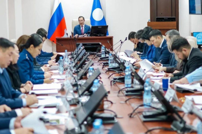 В Якутии подготовят новые параметры программ сокращения аварийного жилья и строительства дорог / ЯСИА   Республика Саха (Якутия)