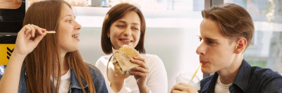 Перекусы на ходу и гедонизм: названы тренды в питании подростков /    