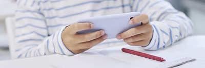 Школьникам законодательно запрещают сотовые телефоны /    