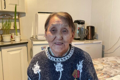 В Булунском районе ветерану тыла вручили медаль к 80-летию Победы / ЯСИА   