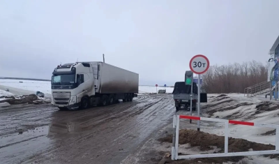 В Якутии понижена грузоподъемность на ледовых переправах трасс «Вилюй» и «Колыма» / ЯСИА   