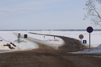 На переправе Хатассы — Павловск большегрузы будут ездить только в ночное время / ЯСИА   