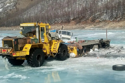 В Якутии из-за наледей затруднено движение на некоторых автозимниках / ЯСИА   