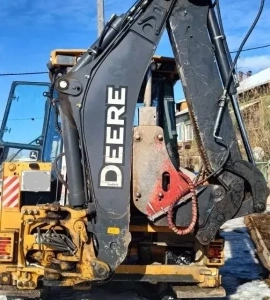 В Якутске погрузчик повредил линию электропередачи во время уборки снега / ЯСИА   