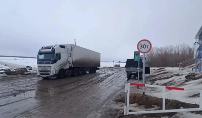 В Якутии досрочно снизили грузоподъемность на главных ледовых переправах / ЯСИА   