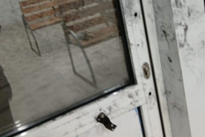 Вандалы похитили скамейку из теплой остановки в пригороде Якутска / ЯСИА   