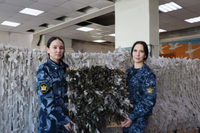 Женсовет УФСИН Якутии плетет маскировочные сети для участников СВО / ЯСИА   