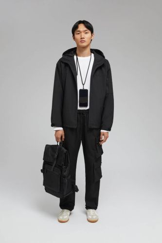 Ветровка с капюшоном