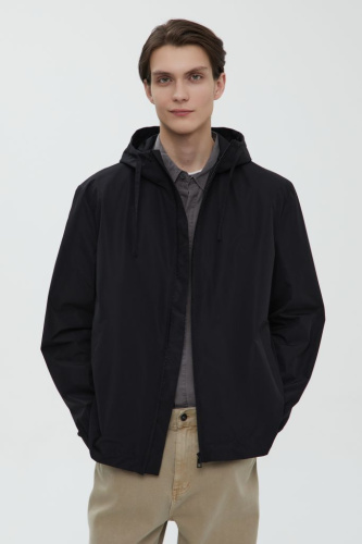 Ветровка с капюшоном