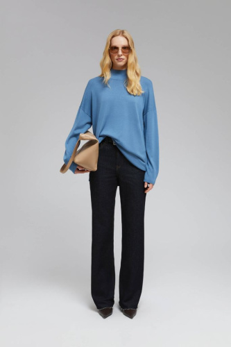 Джемпер с воротником-стойкой и спущенным плечом