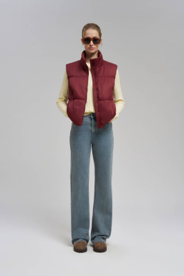 Утепленный жилет с искусственным наполнителем