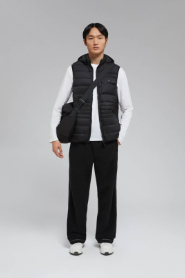 Утепленный жилет со съемным капюшоном