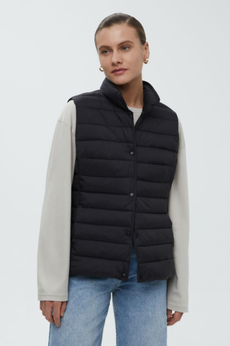 Утепленный жилет приталенного силуэта