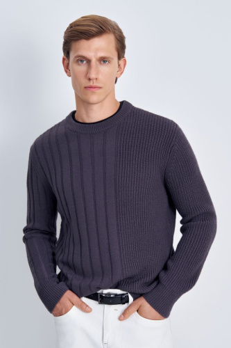 Джемпер с округлым вырезом прямого силуэта