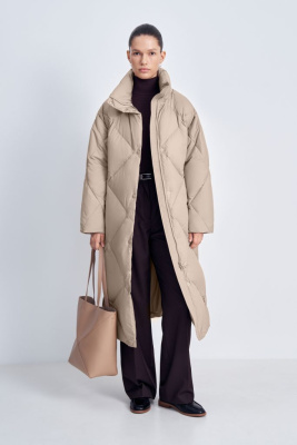 Пуховое пальто с воротником-стойкой и капюшоном