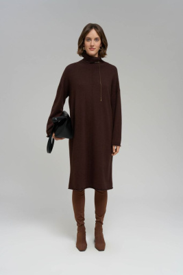 Вязаное платье свободного кроя с воротником-стойкой