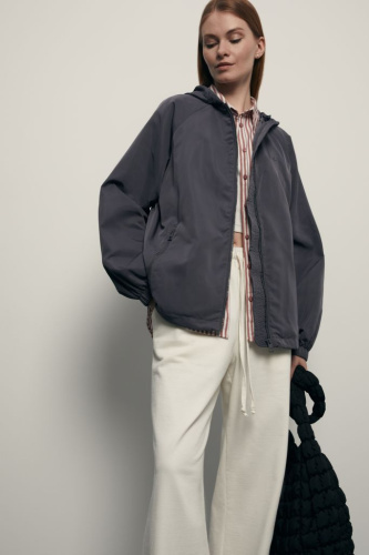 Ветровка прямого кроя с капюшоном
