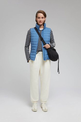 Утепленный жилет приталенного кроя