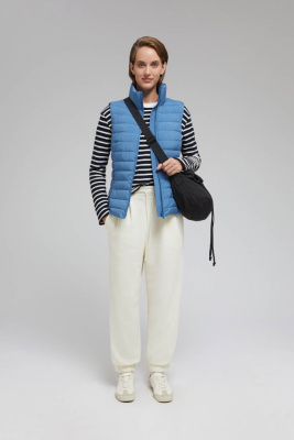 Утепленный жилет приталенного кроя