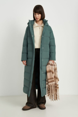 Пуховое пальто прямого силуэта