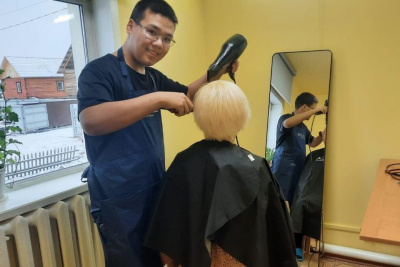 Житель Якутии с инвалидностью открыл собственную парикмахерскую в родном селе / Нарыйа Пахомова Крест-Хальджай Томпонский Республика Саха (Якутия)