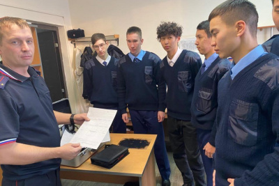 Транспортные полицейские Якутии провели день открытых дверей для студентов авиационного училища / ЯСИА   