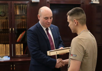 Выбрал военную стезю /    