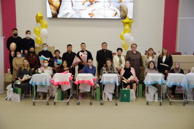 В Якутске состоялась торжественная выписка родившихся в День Матери малышей / ЯСИА Якутск Якутск Республика Саха (Якутия)