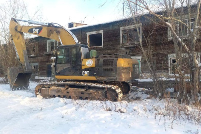 В Якутске при сносе дома повредили линию электропередачи / ЯСИА Якутск Якутск Республика Саха (Якутия)