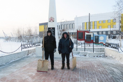В День волонтера осужденные убрали снег у мемориала и сделали будки для собак / ЯСИА   