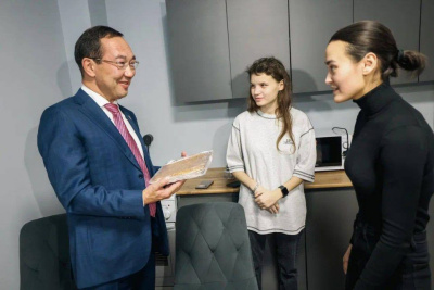 Глава Якутии навестил подопечных Айту и Настю в рамках проекта наставничества / ЯСИА   