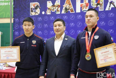 Министерство спорта Якутии наградило чемпионов мира по мас-рестлингу / Дьулустаан Сергеев   